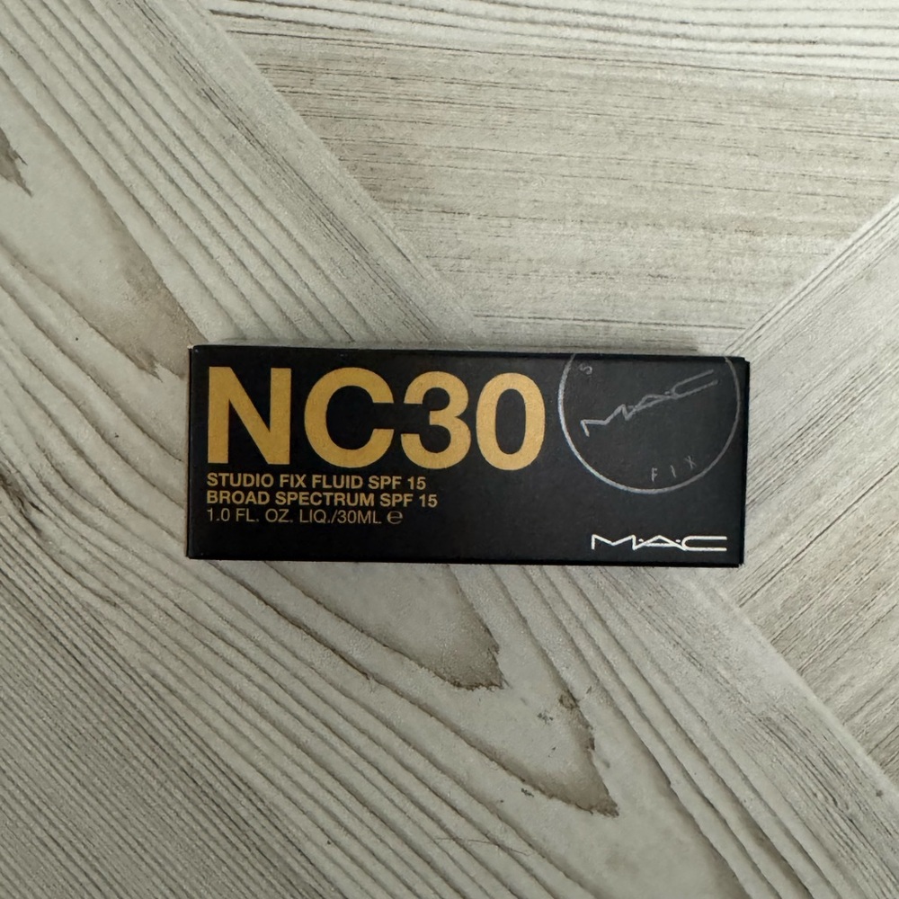 MAC Studio Fix Fluid SPF 15 Foundation NC30